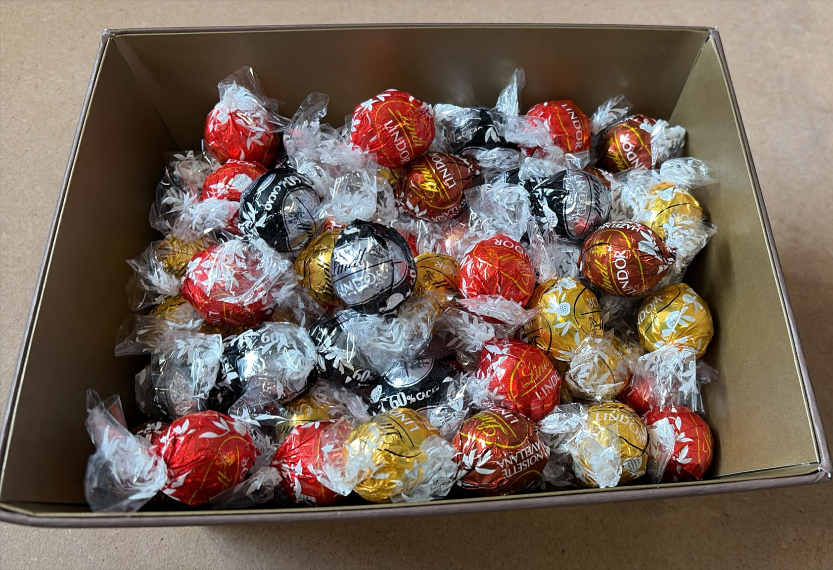 Lindt  Geschenkbox Hamper Box gefüllt mit Lindor MIX | 2 verschiedene Größen verfügbar